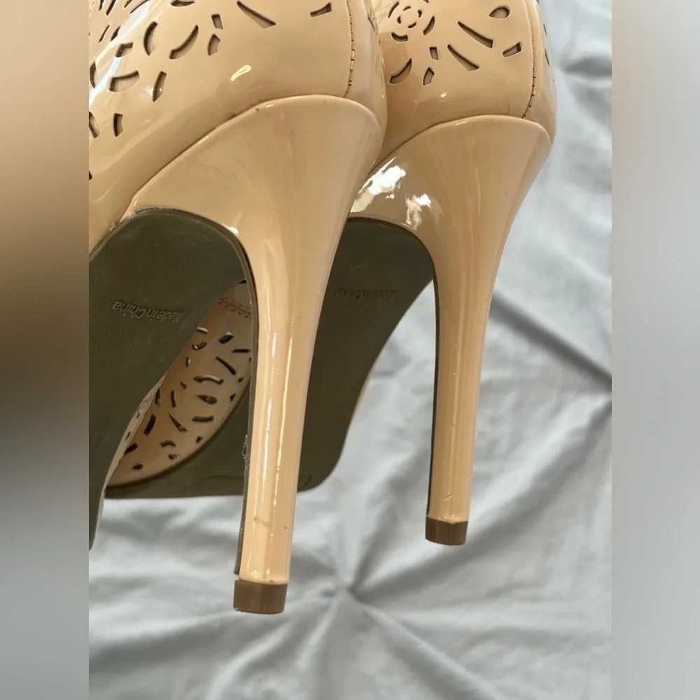Report Fenestrated pointy toe heels pumps